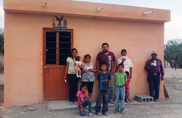 Campesinos reciben cheques como apoyo para la construcción de sus viviendas