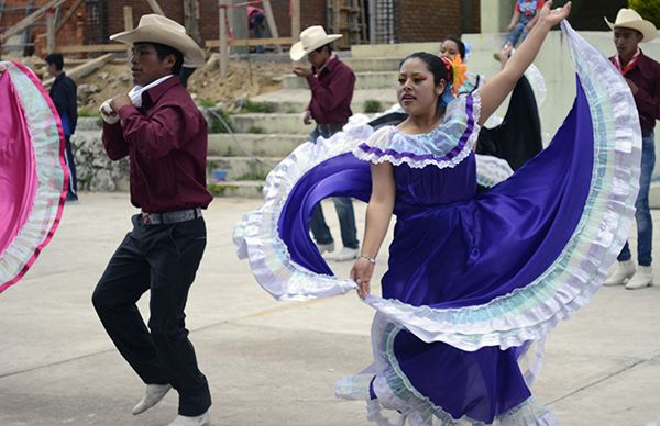 Alumnos de preparatoria dan muestra de habilidades culturales