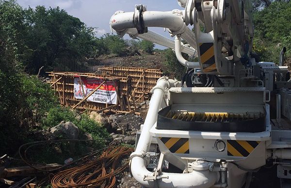 Avanza construcción de puente sacacosechas