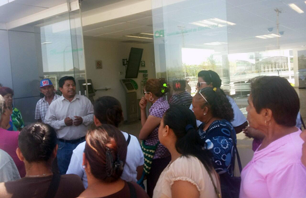 Antrorchistas de Torreón se manifiestan en CFE