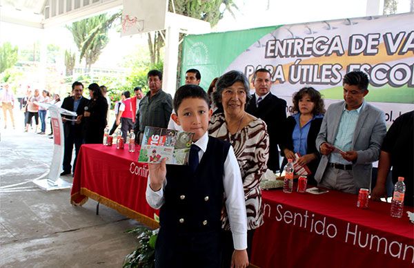 Entregan vales para útiles escolares