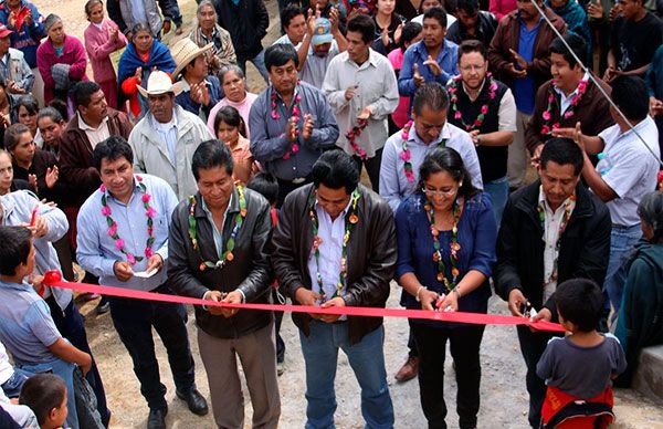 Inauguran cancha de usos múltiples en Zautla