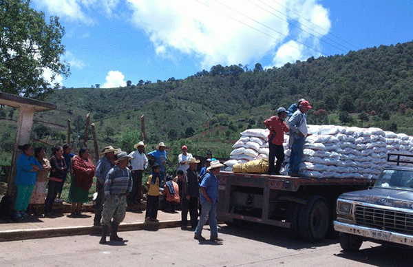 Entrega de fertilizante en la comunidad de Las Mesas, Charo