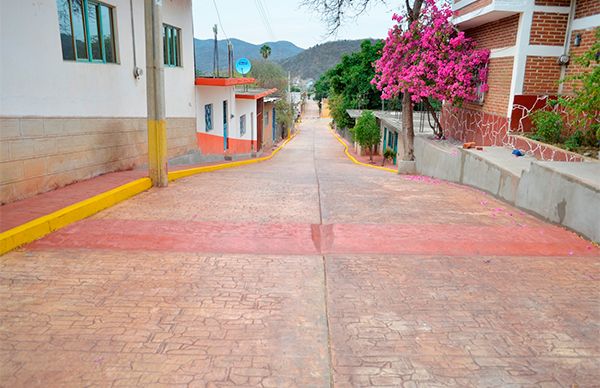 Pavimentan calle en Tecomatlán