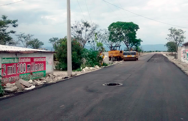 Avanza carretera en Huatlatlauca