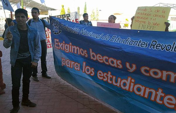 Exigen estudiantes que el ayuntamiento resuelva necesidades