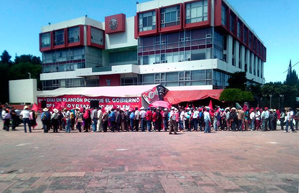 Arriban a plantón antorchistas de la zona Otomí Tepehua