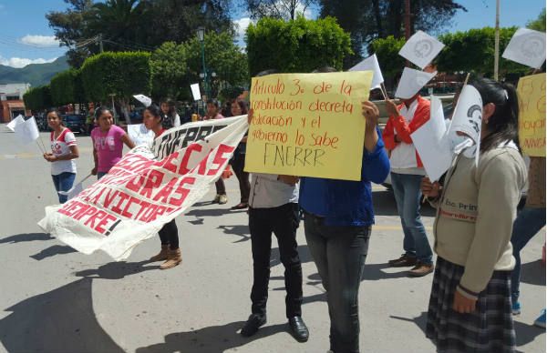 Estudiantes exigen apoyos a las autoridades municipales