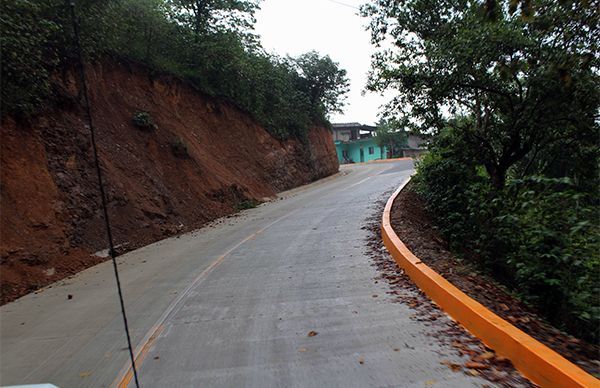  Pavimentan carretera en Huitzilan