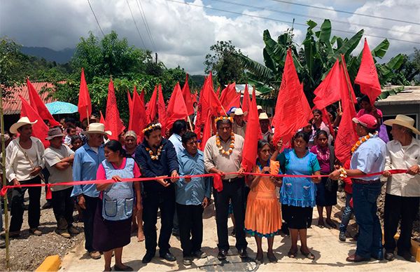 Inaugura Antorcha pavimentación en Tlaola