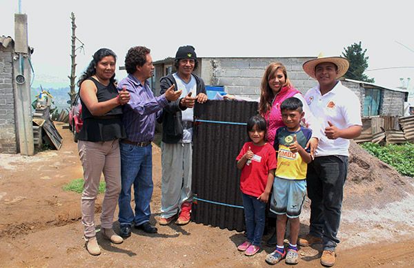 Tras granizada, familias reciben láminas por parte del DIF municipal