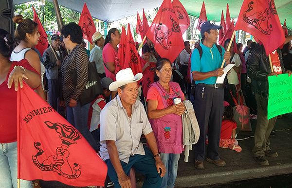 Continua el plantón de Antorcha en palacio municipal de Coatepec