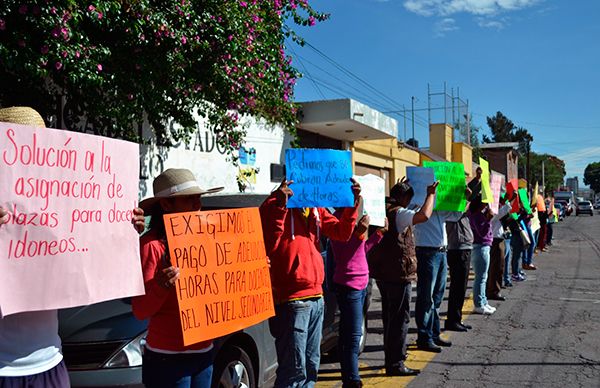 Maestros de Atlixco exigen solución de demandas  