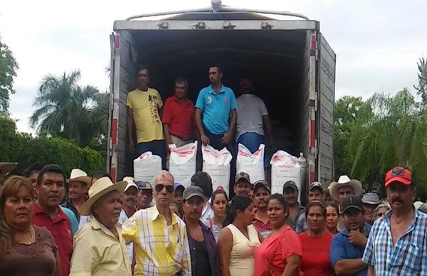 Entrega de fertilizantes gracias a gestiones antorchistas