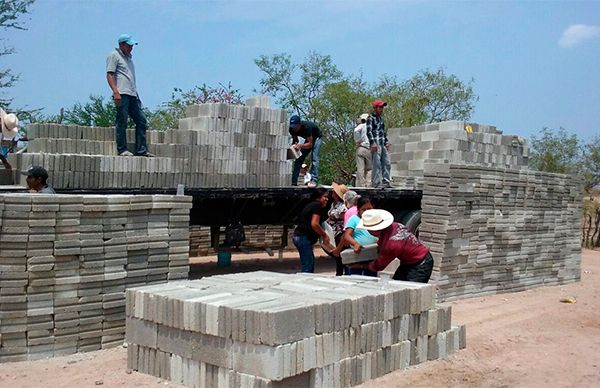 Entrega Antorcha paquetes de vivienda en la mixteca