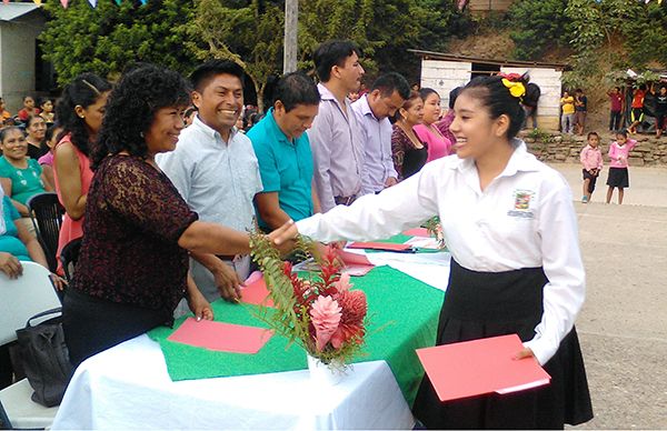 Clausura cursos el EMSaD 65 de la zona indígena de Tacotalp