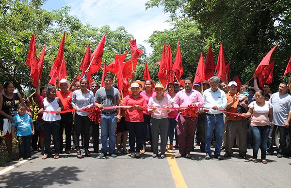 Antorcha inaugura asfaltado de camino en José Azueta