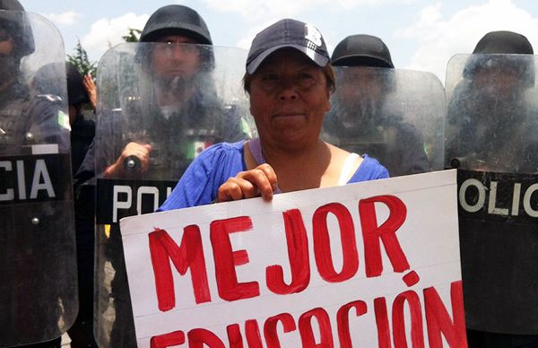 Cuerpo policiaco impide manifestación antorchista