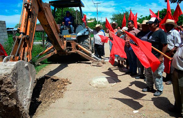 Arranca pavimentación de calles en Ahuatempan
