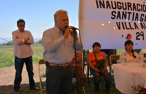 Inaugura Lisandro Campos electrificación en Santiago Miahuatlán