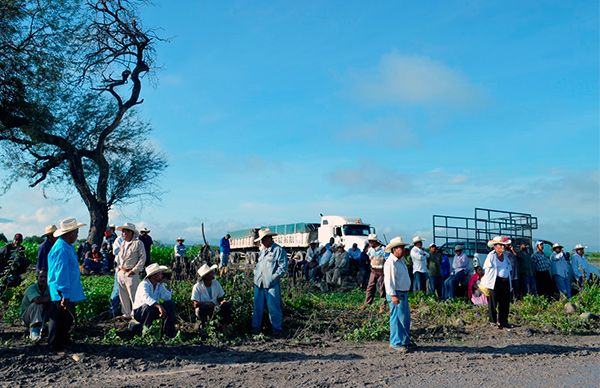 Cumplen tres días de plantón en Coayuca