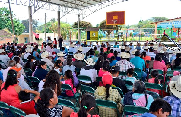 Llevan diputados antorchistas obras para Atzitzihuacan