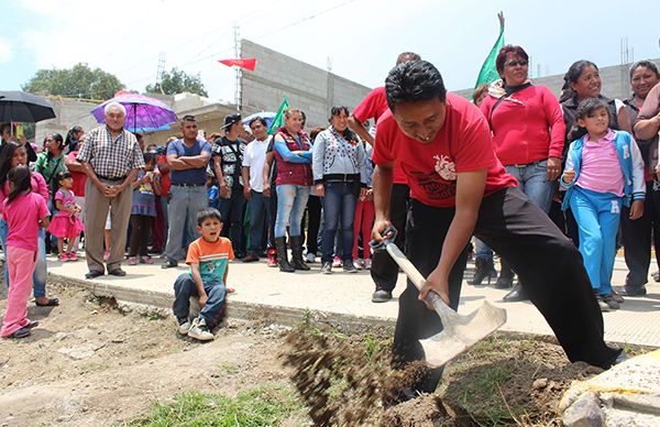 Más electrificaciones para colonias 