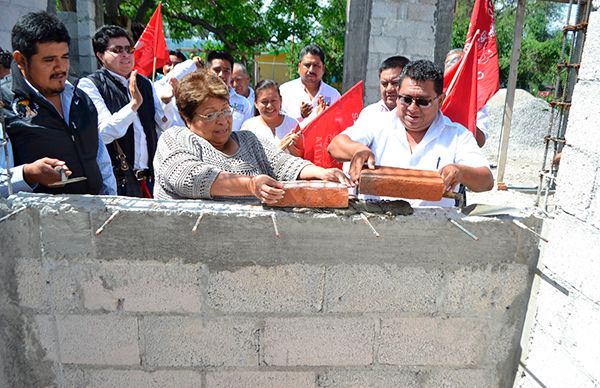 Da Hersilia Córdova banderazo de obra en Chigmecatitlán