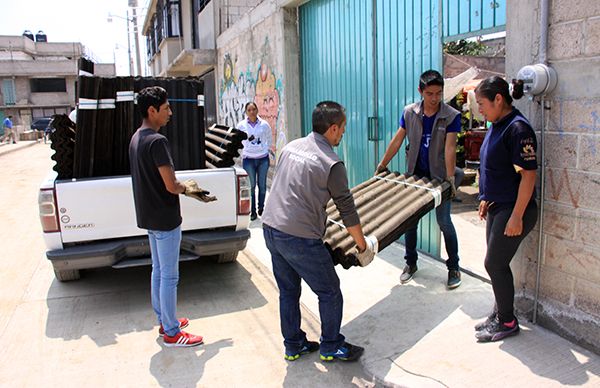 Entregan láminas a familias humildes