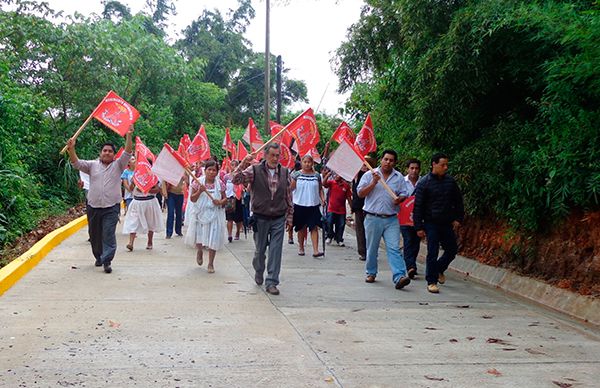 Supervisan pavimentación de camino en Cuetzalan