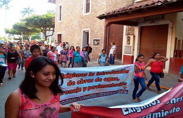 Protestan estudiantes en la presidencia de Huejutla