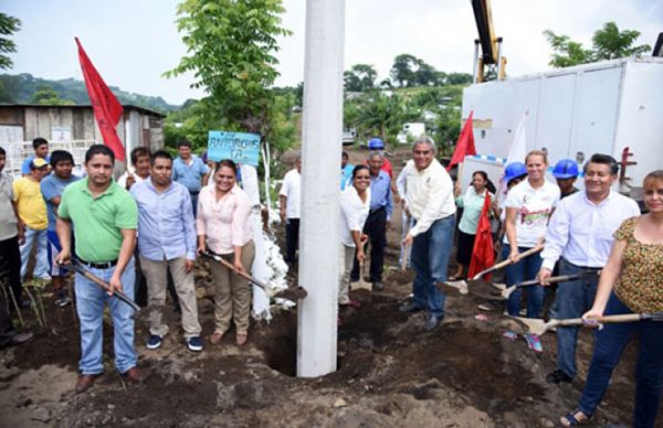 Inicia obra de red eléctrica en colonia Manuel Serrano de Catemaco