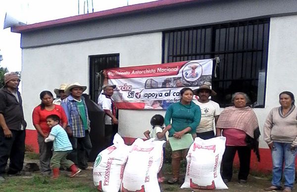 Campesinos logran que el edil de Malinalco entregue apoyos al campo