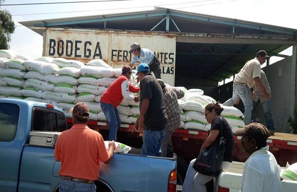 Mil 250 campesinos reciben fertilizantes en Pénjamo