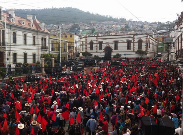 Marchan 10 mil antorchistas a la alcaldía de Pachuca 