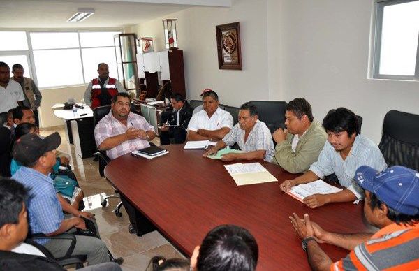 Alcalde niega obras a campesinos de Atoyac