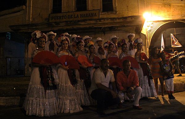 Bailan con mar de fondo en una noche de La Habana  