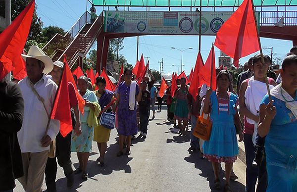 Arriban antorchistas serranos a plantón permanente