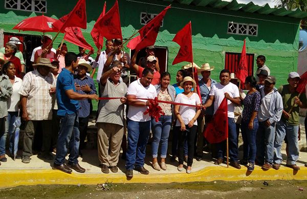 Antorcha inaugura obras de guarniciones y banquetas en José Azueta