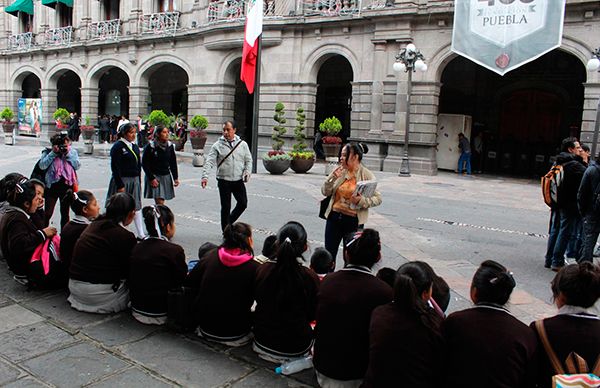  Protestan estudiantes frente al Palacio Municipal