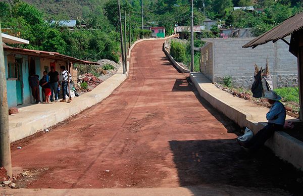  Reanudan trabajos de pavimentación en Chiconcuautla