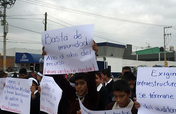Se manifiestan estudiantes para exigir infraestructura