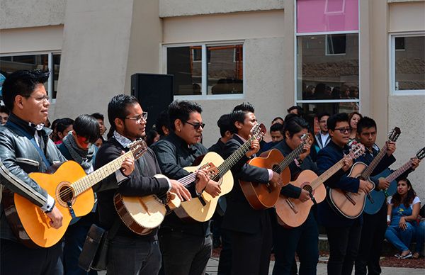 Festejan universitarios fiestas patrias con cultura