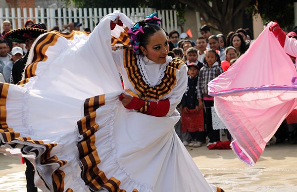  Escuelas antorchistas de La Paz conmemoran independencia mexicana con desfile cultural