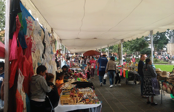 Artesanas purépecha arrancan feria con honores a Morelos y a Gertrudis Bocanegra