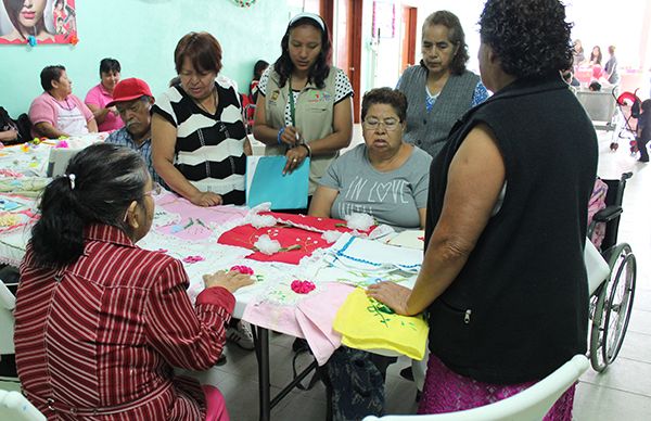  Capacitan a personas de la tercera edad