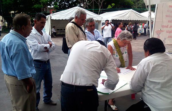 Recolecta de firmas en contra del gobernador perredista Graco Ramírez