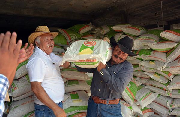 Entregan fertilizante a campesinos de Caltepec