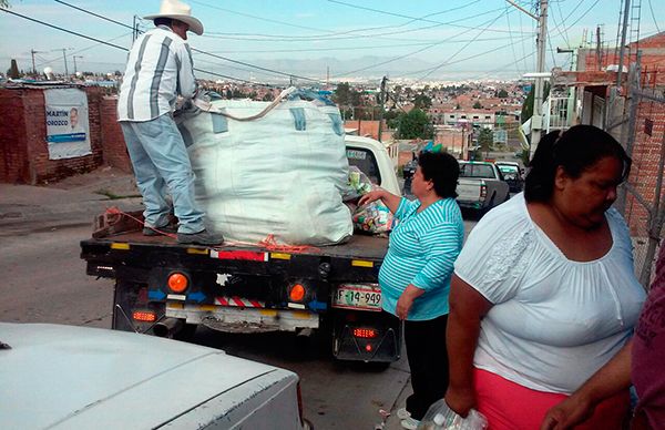 Reciben despensas familias humildes 