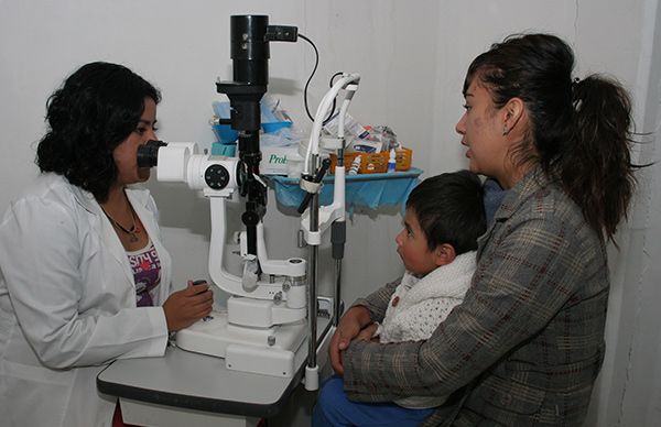 Cuidan salud visual con pláticas y lentes gratis 